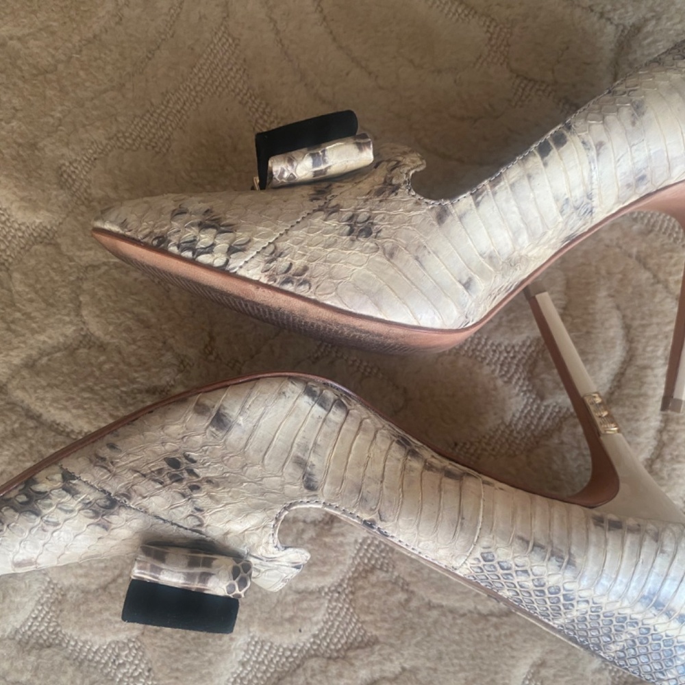 SNAKESKIN PUMP by Vince Camuto  LIKE NEW! 9.5 very chanel looking ! - Picture 4 of 7